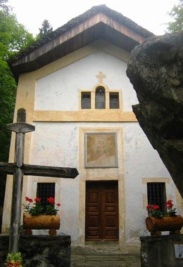 Dettaglio della facciata dell'oratorio della Madonna alle pietre grosse.