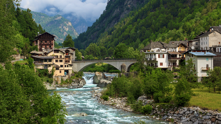 Il fiume Sesia nella sezione che attraversa il paese di Piode.