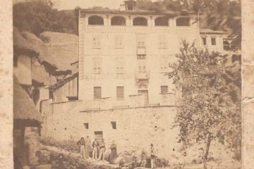 Piazza centro paese fine 1800